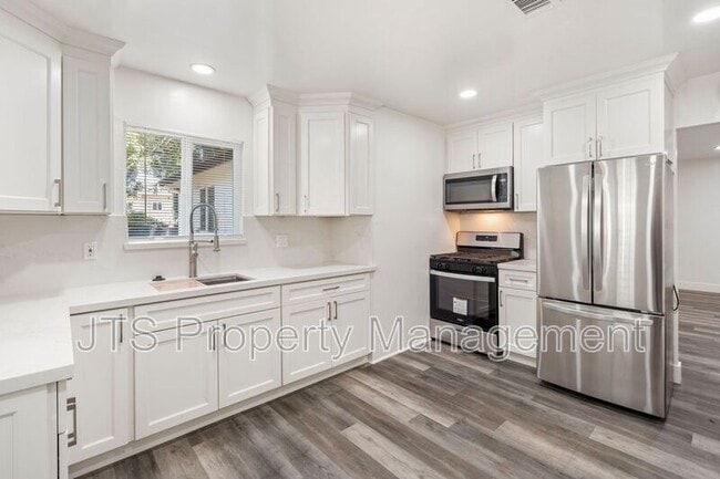 Building Photo - 3041 San Carlos Wy