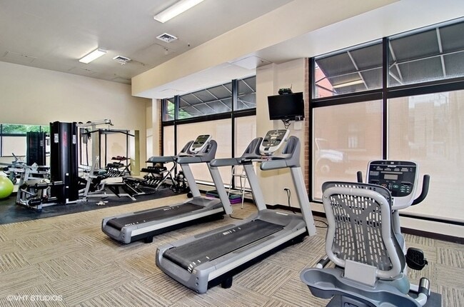 Building Photo - 600 W Drummond Pl