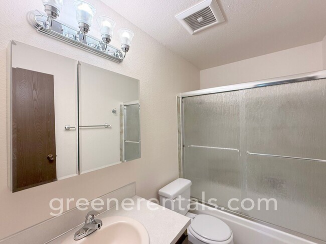 Building Photo - 2BD/1BA West Olympia Duplex