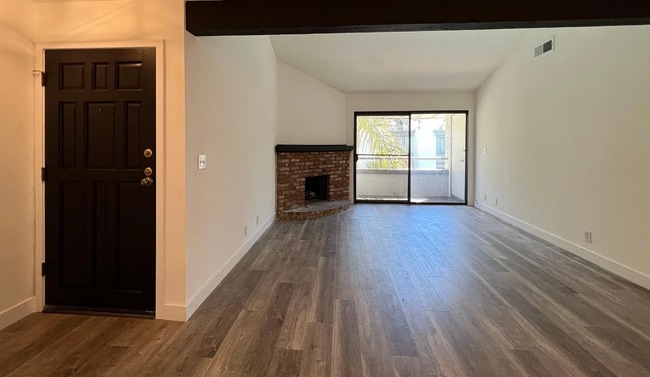 Building Photo - Lovely 2 Bed/2 Bath with Hardwood Floors, Central Air Conditioning, Stainless Steel Appliances, L...