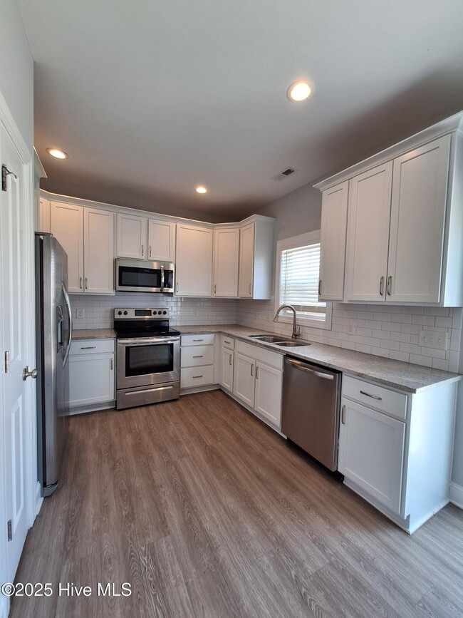 Building Photo - 3928 Pensacola Dr