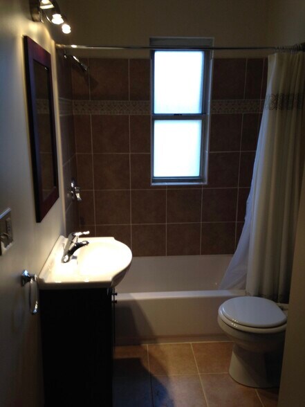 Building Photo - 1745 W 31st Pl