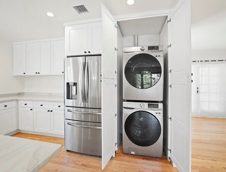 Building Photo - 6501 Hesperia Ave