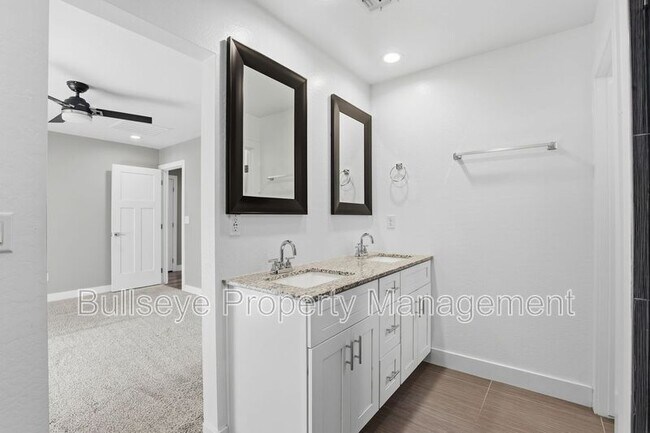 Building Photo - 5029 S 11th Pl