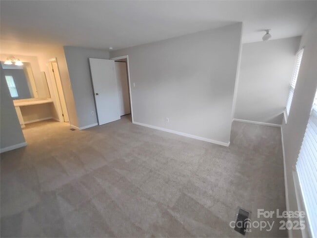 Building Photo - 11523 5 Cedars Rd