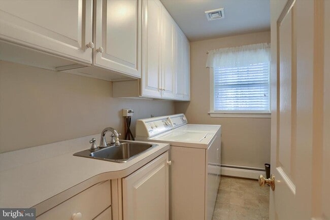 Building Photo - 2406 Roundtop Rd