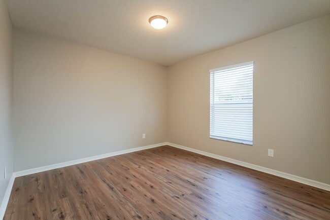 Building Photo - 402 S Dixie Dr