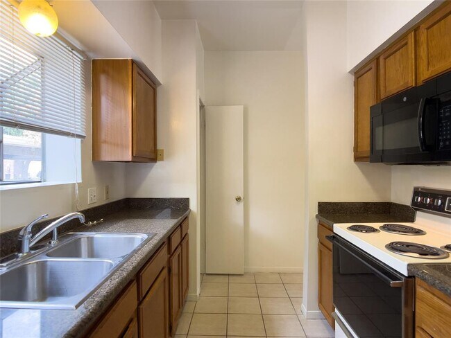 Building Photo - 6500 Harbor Town Dr