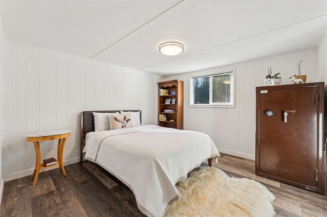 Building Photo - Waterfront Living!