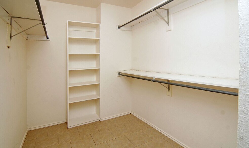 Building Photo - 1049 Highland Station Dr
