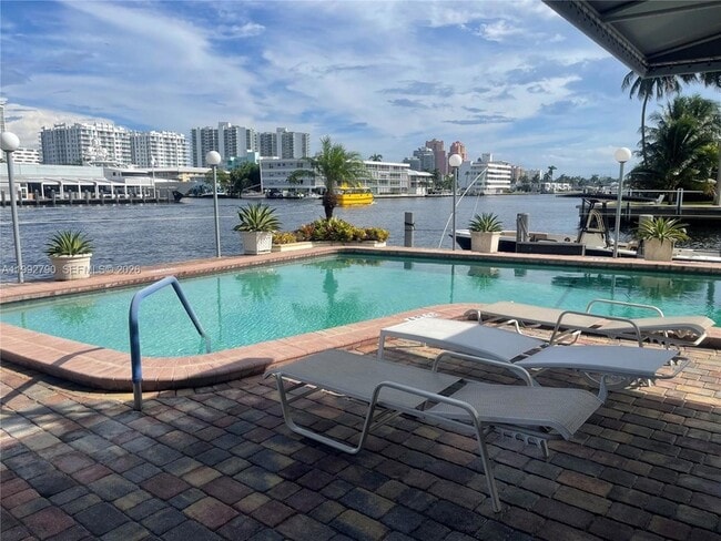 Building Photo - 2900 NE 30th St