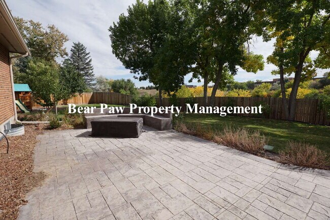 Building Photo - Lovely 4 Bedroom Home Golden!!