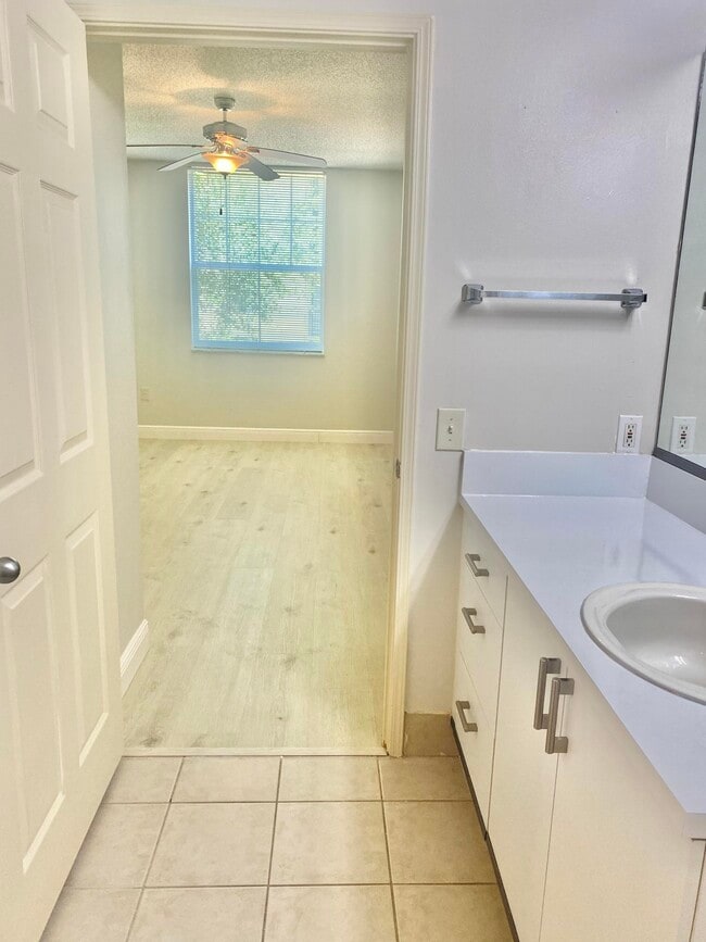 Building Photo - 630 S Sapodilla Ave