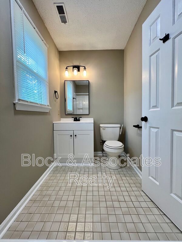 Building Photo - 1613 Round Hill Cir