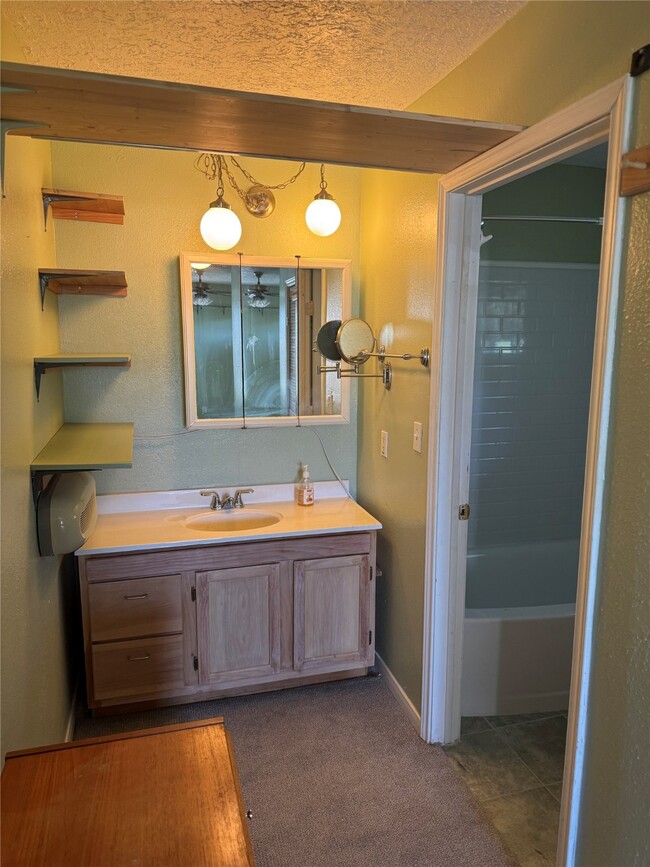 Building Photo - 3934 Fernwood Dr