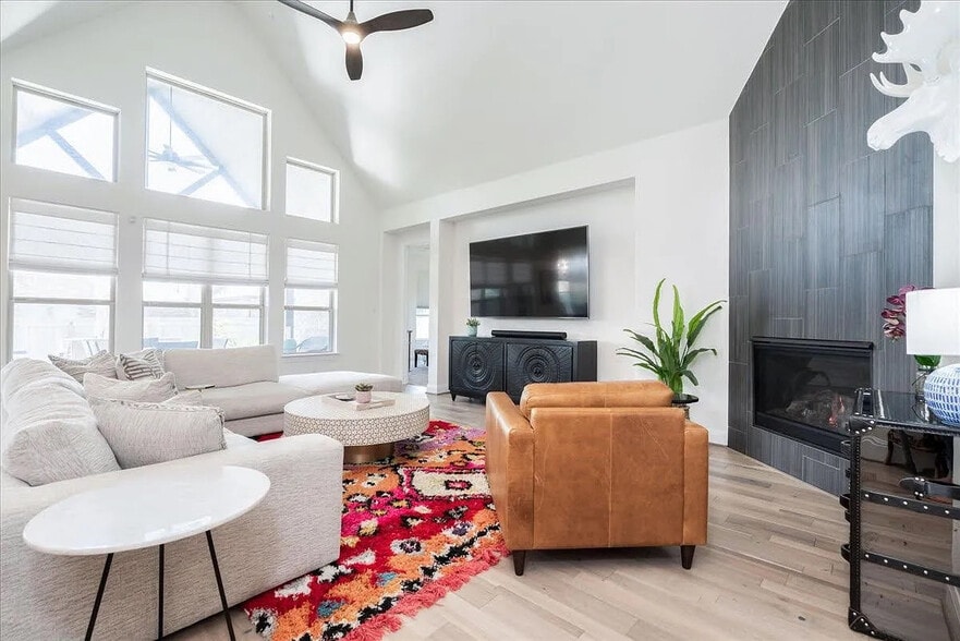 Building Photo - Room in House on Fresno Ave