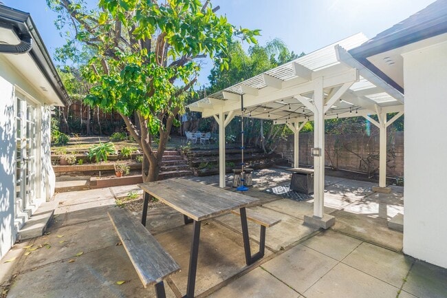 Building Photo - Beautiful Sherman Oaks Home Rental!