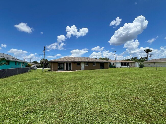 Building Photo - $1,795 ** AVAIL 7/15/25 ** 3 Bed / 2 Bath ...