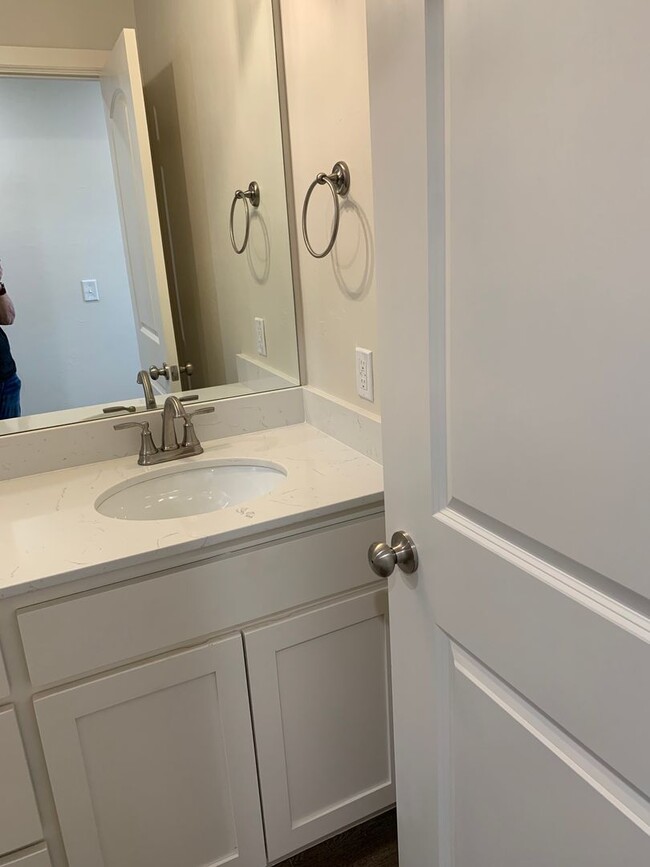 Building Photo - 3 bedroom, 2.5 bathroom, 2 car garage Gated Neighborhood