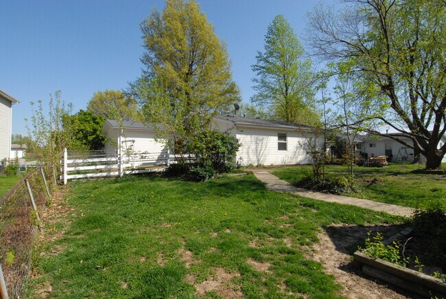 Building Photo - 10 Jenny Lind Dr