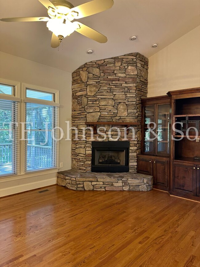 Building Photo - Gorgeous Three Bedroom in Tobaccoville- Mu...