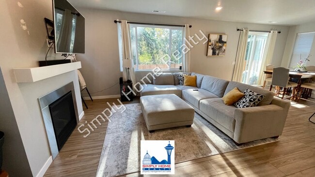 Building Photo - Step into the luxurious comfort of your dream home!