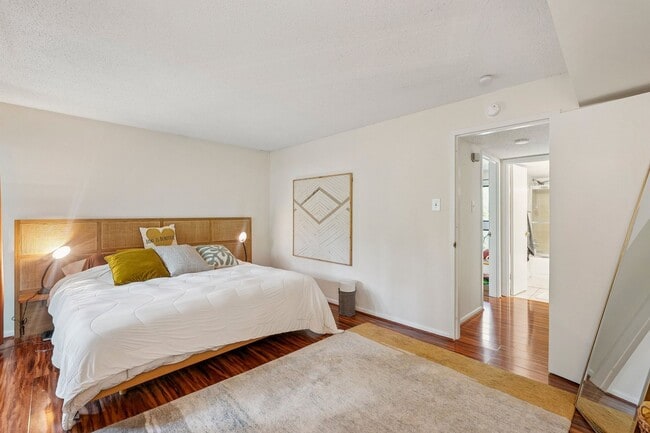 Building Photo - Top-floor condo located in the charming La...