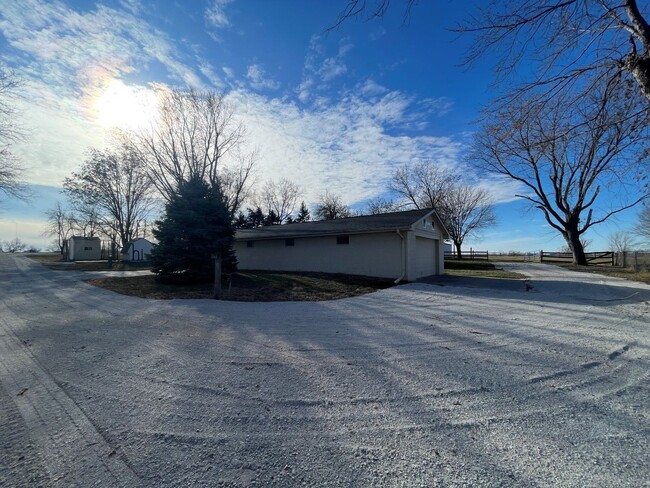 Building Photo - Acreage In Papillion!