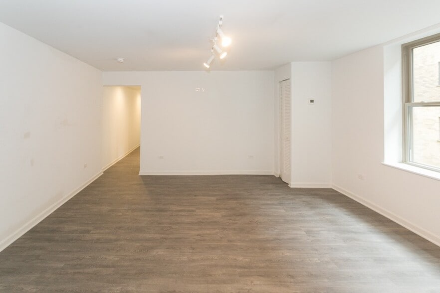 Building Photo - 940 W Winona St