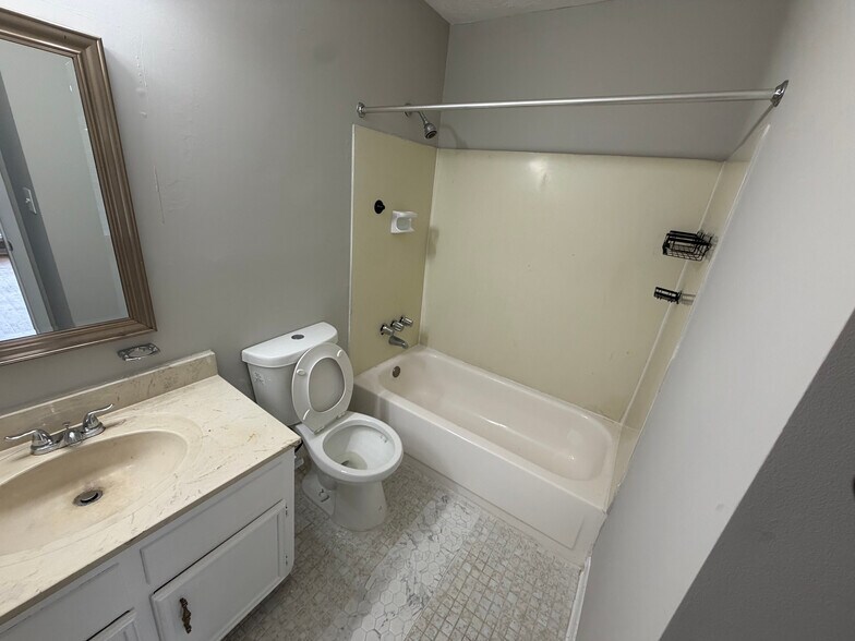 Building Photo - Room in Townhome on Governors Dr