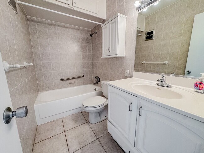 Building Photo - "Charming 3-Bedroom Home with Elegant Granite Touches in Wimauma!" Community pool! Fitness center...