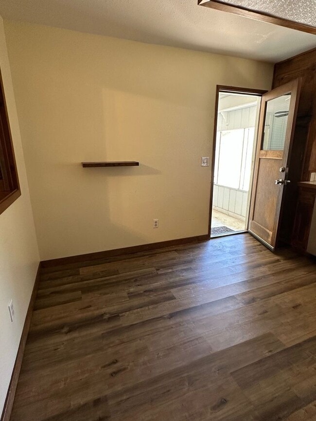 Building Photo - Coming Available 3 Bedroom