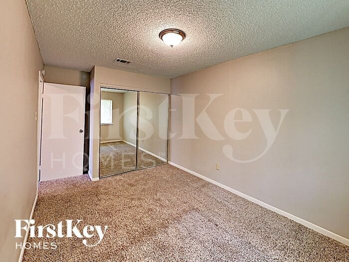 Building Photo - 4810 Glenvillage St