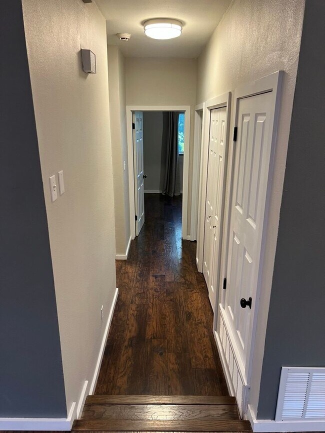 Building Photo - 803 Single Oak Cove