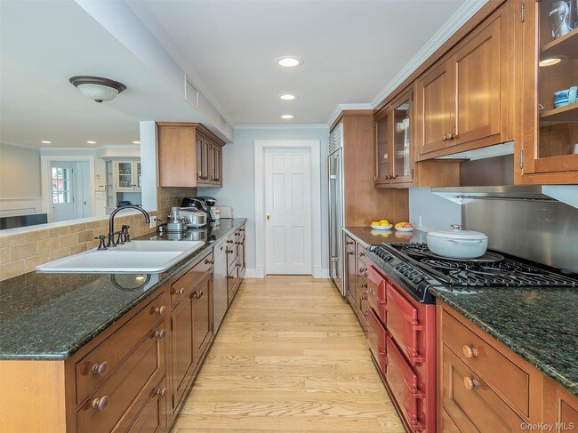 Building Photo - 24 Bay Ave