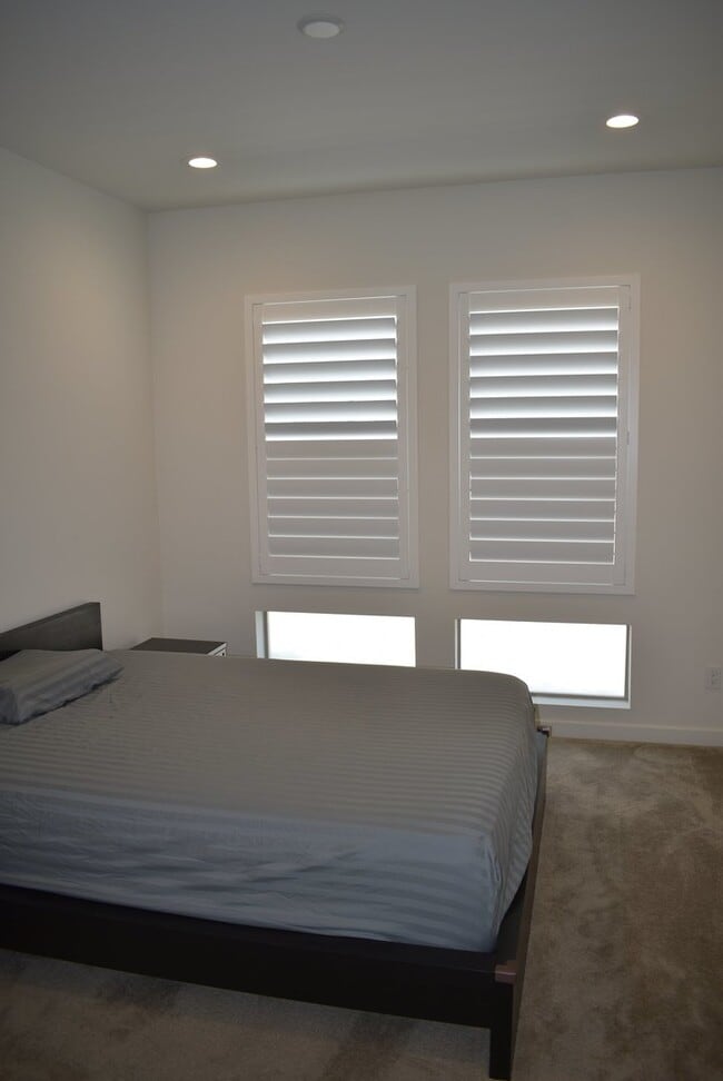 Building Photo - 3 Story 4 Bedroom 3.5 Bath Home in Del Sur...