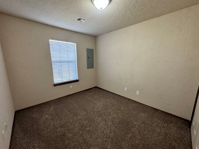 Building Photo - 15012 Kyle Dr