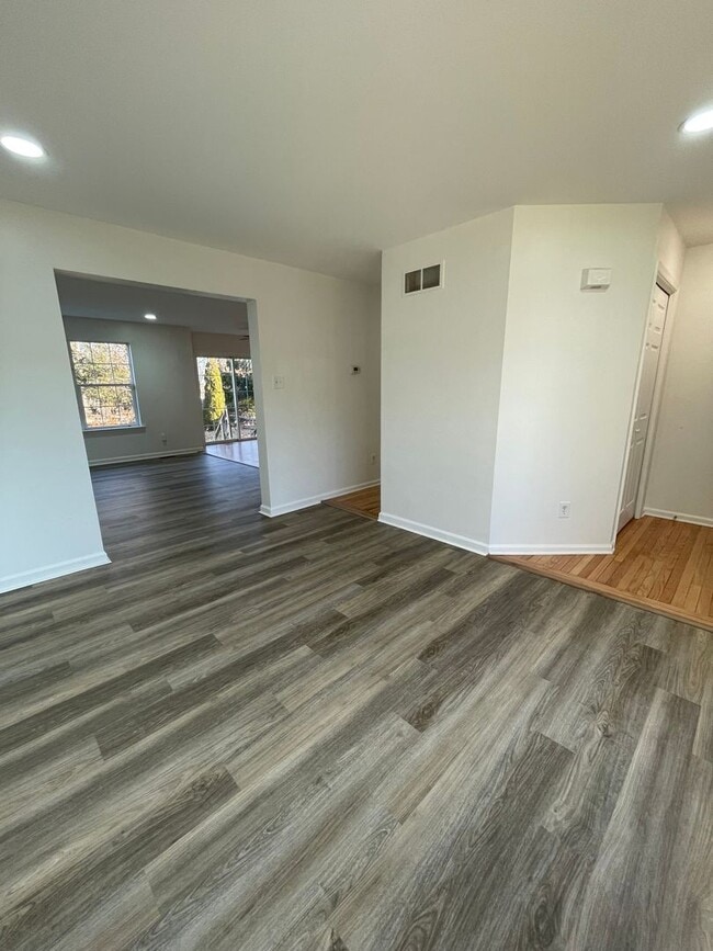 Building Photo - 106 Country Run Dr