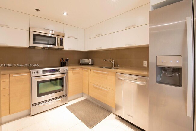 Building Photo - 1627 Brickell Ave