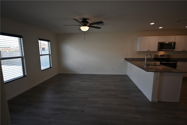 Building Photo - 5540 S Deer Crk Ave