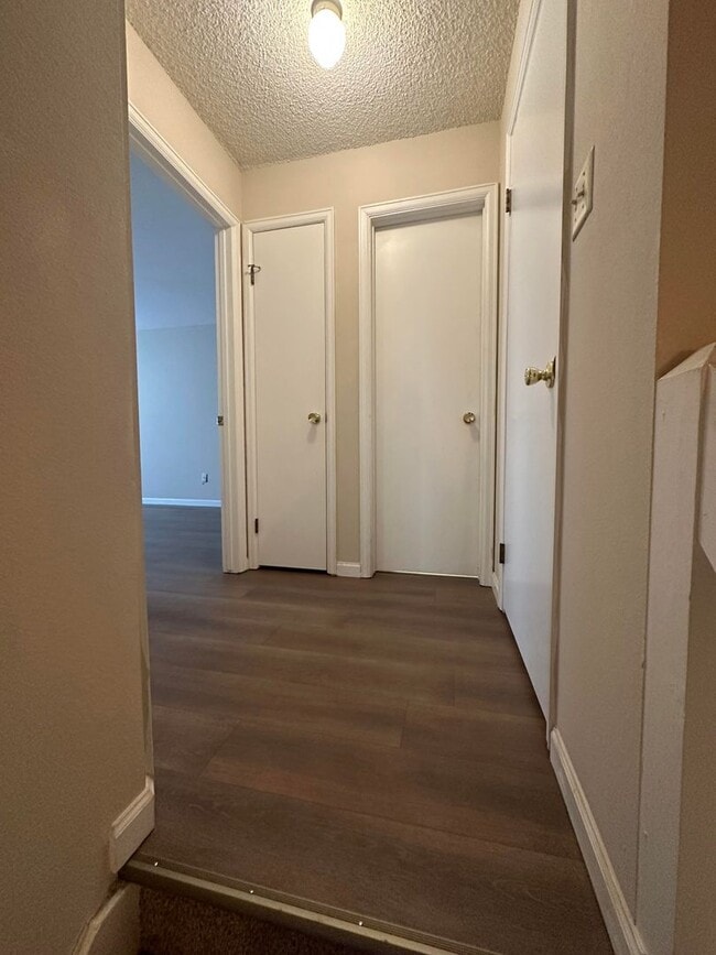Building Photo - 2 Bed 1.5 bath townhome