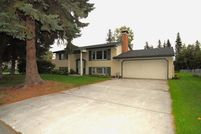 Primary Photo - Gorgeous 4 bed / 2 bath with Heated Garage