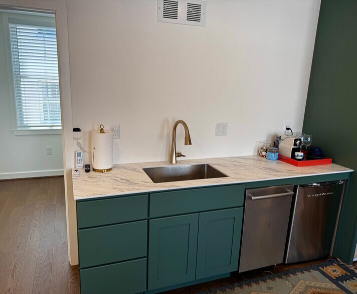 Carriage House Kitchenette - 1127 G St NE