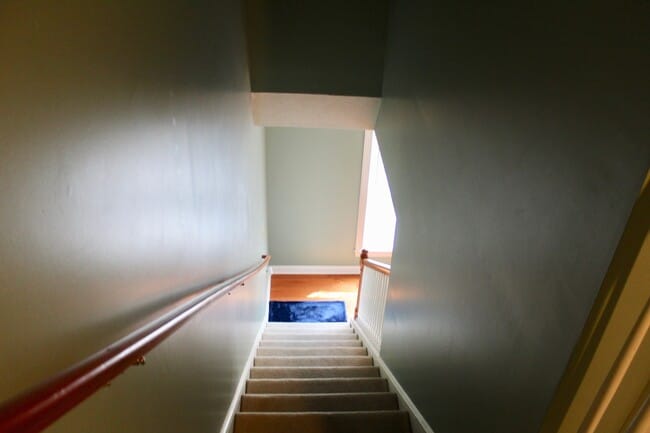 Building Photo - Large Townhome with a garage for rent! Lar...