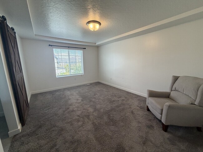 Building Photo - 4090 W Red Clover Dr
