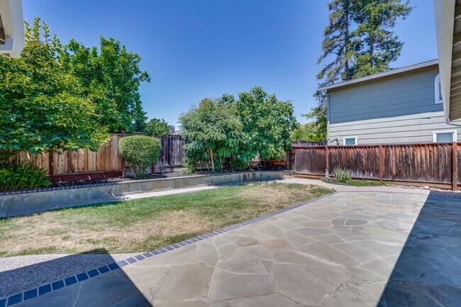 Building Photo - Excellent 3 bedroom, 2 Bath Home with Cent...
