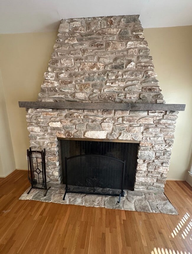 Building Photo - AVAILABLE NOW!