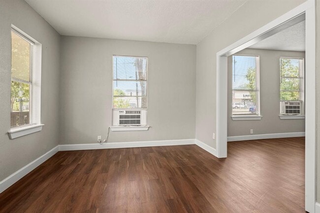 Building Photo - 110 N York St