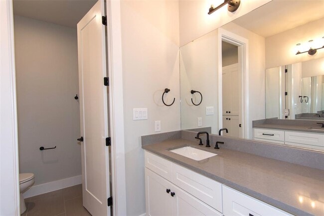 Building Photo - 2804 Lawrence Dr