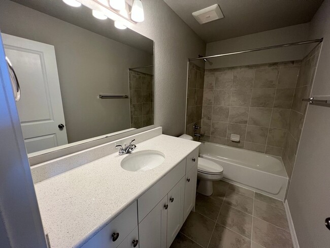 Building Photo - Immaculate Townhome Close to Woodmen and P...